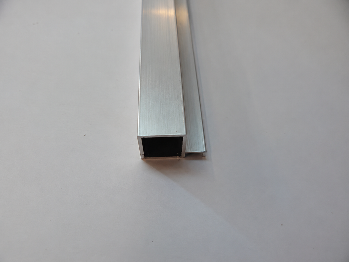 Aluminium Vierkantrohr 20x20x1,5 mm mit 4 mm Nut – 100 cm / 200 cm