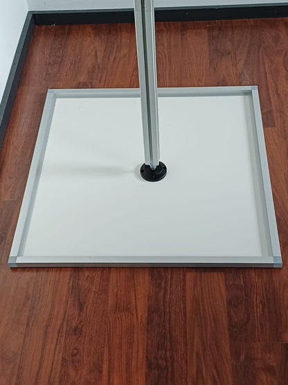 Detailansicht Birdrail Aluminiumprofil mit Nut und Befestigungsschrauben