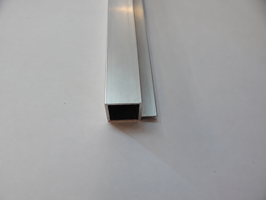 Aluminium Vierkantrohr 20x20x1,5 mm mit 4 mm Nut – 100 cm / 200 cm