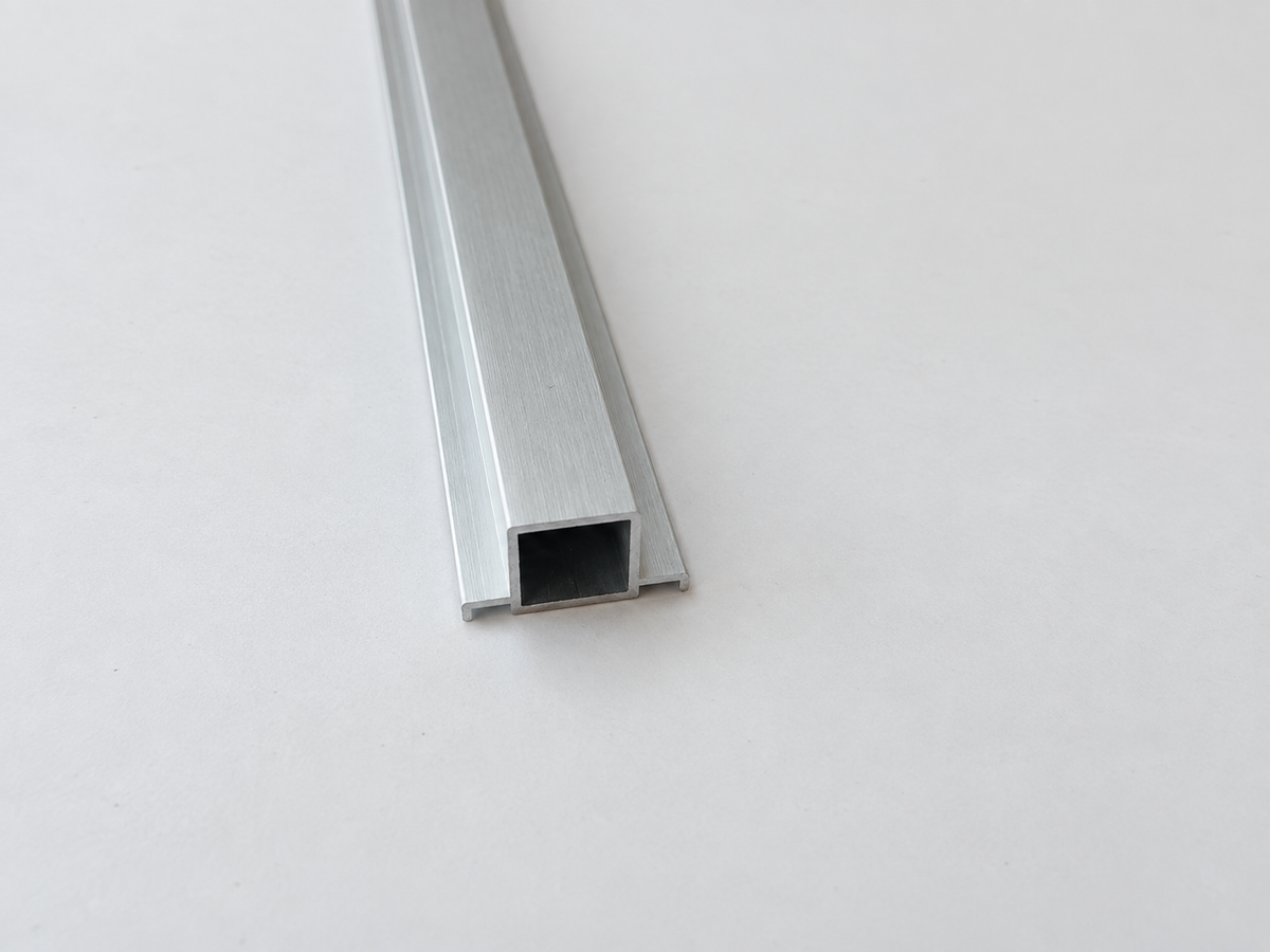 Aluminium Vierkantrohr 20x20x1,5 mm mit 3 mm Doppelnut flach – 100 cm / 200 cm